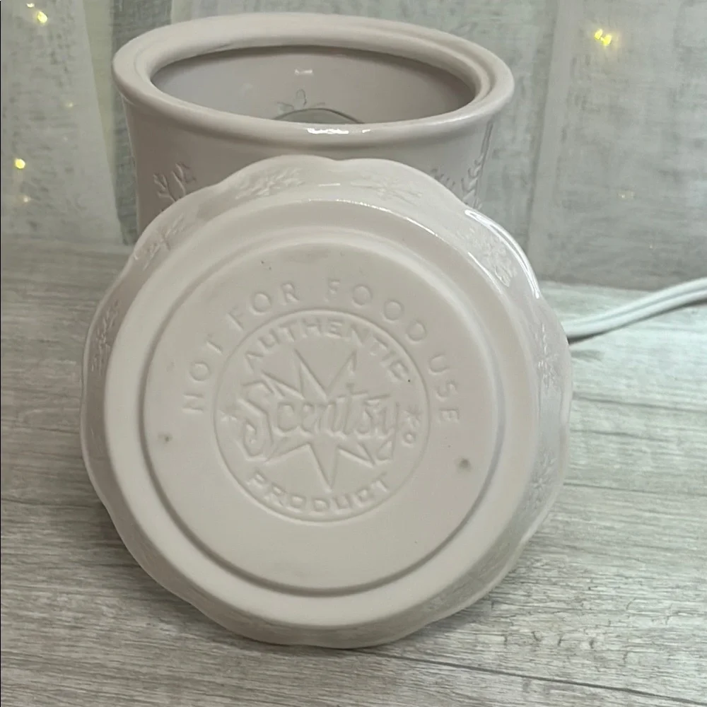 Scentsy White Accent Candle Holder “Blizzard”